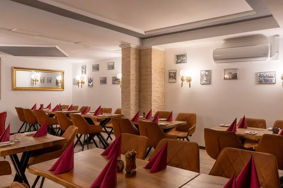 Dining room of the Friesdorfer Hof with cognac leather chairs and wooden tables